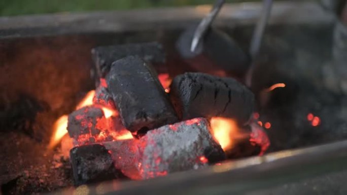 为烧烤翻转木炭放火