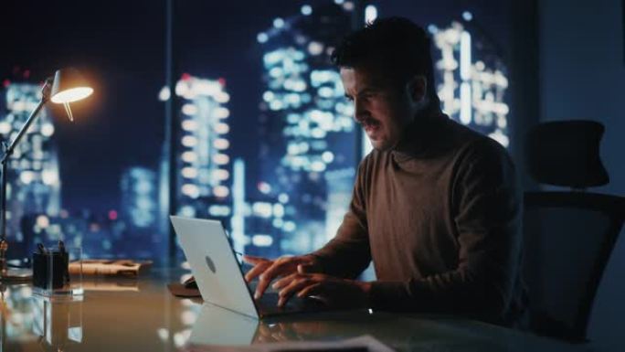 晚上在他的大城市办公室里，有思想的成功商人在笔记本电脑上工作的肖像。精力充沛的数字企业家为电子商务战