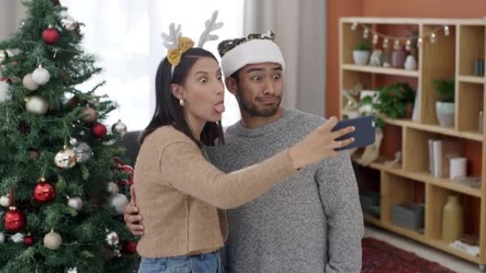 一对年轻夫妇在家一起玩乐圣诞自拍的4k视频