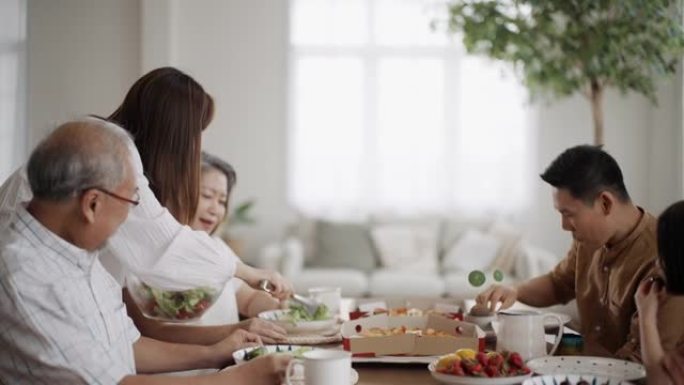 亚洲家庭在家里一起享用午餐