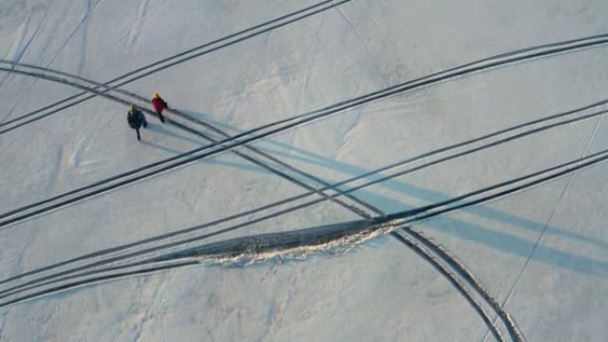 在冰冷的湖中行走的两个加急者的上方视图