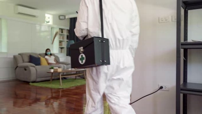 4K UHD多莉在冠状病毒新型冠状病毒肺炎传播期间拍摄了穿着PPE套装的医务人员探访患者之家。