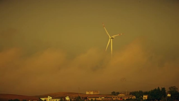 HA风力涡轮机在黄金时段在薄雾中旋转
