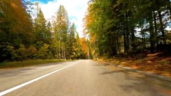 秋天在风景优美的道路上行驶