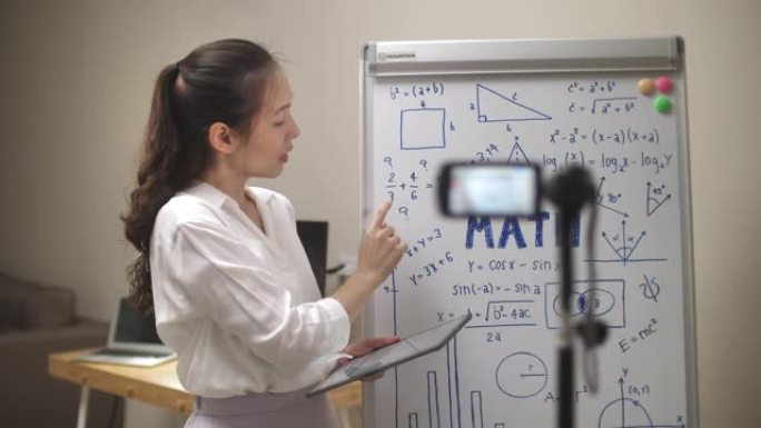 亚洲女教师在家用相机在线教学