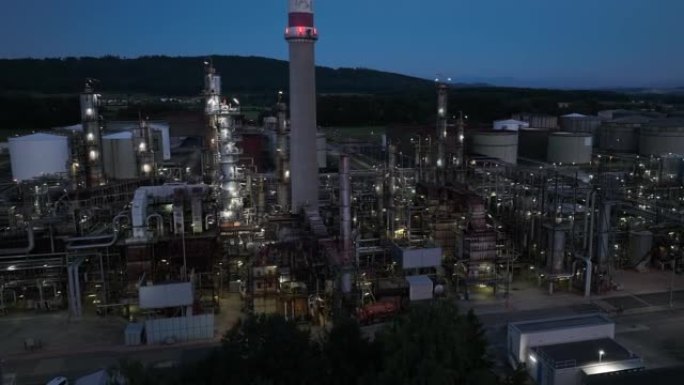 夜灯下气体燃料供应罐行业化工厂的鸟瞰图