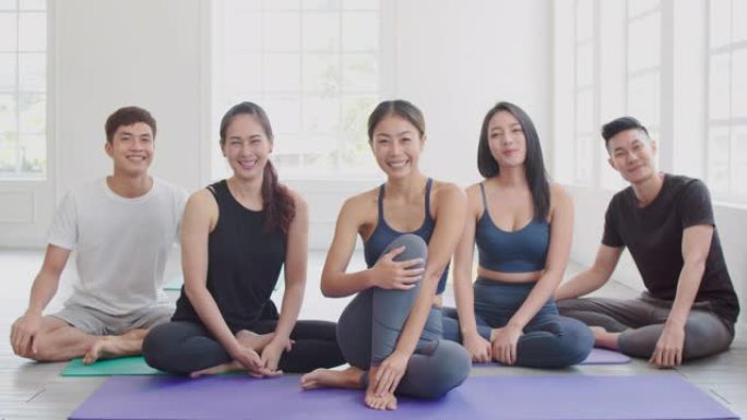 亚洲人的肖像组在瑜伽课上微笑放松并看着相机