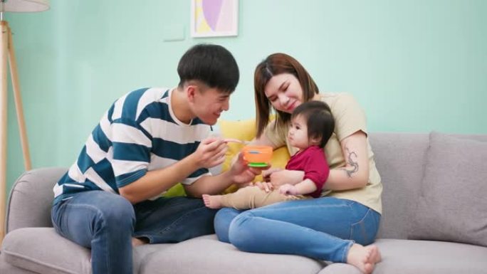 婴儿吃食物