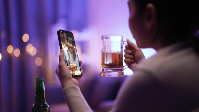 女人在家和男朋友用手机做派对视频聊天