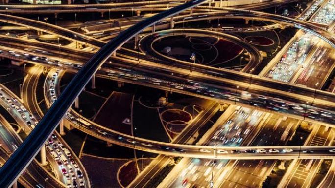 过桥、地铁和城市交通的T/L鸟瞰图，黄昏到夜晚的过渡/迪拜，阿联酋