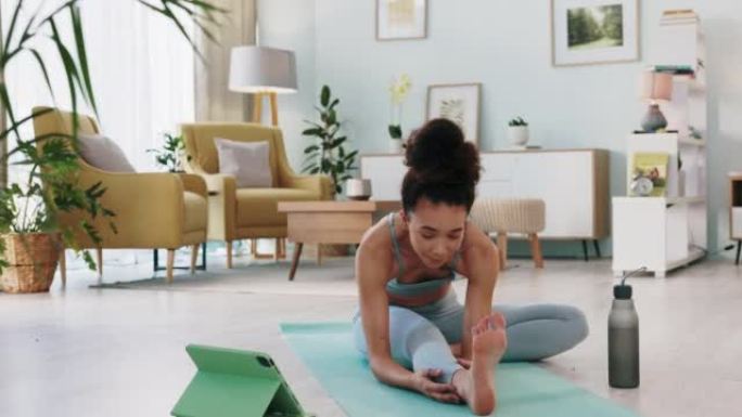 瑜伽、女人和平板电脑，用于健康、禅宗和正念在家里、公寓或房子的地板上。黑人妇女，在互联网，应用程序或