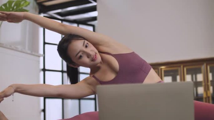 亚洲女性自我伸展，跟随YouTube教程