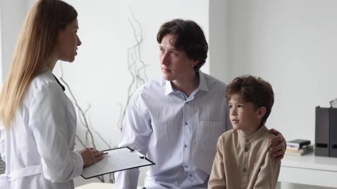 护士或儿科医生向临床患者解释治疗计划