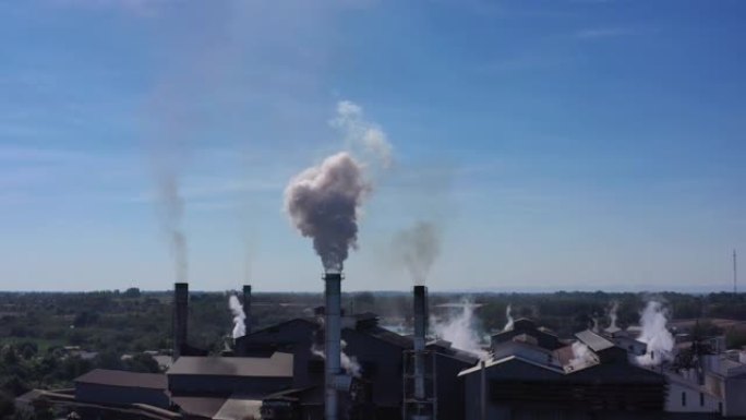 烟熏烟囱空气污染的化工厂的鸟瞰图。环境问题，工作中的世界无人机视图概念。