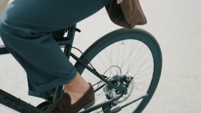 商人第一次骑自行车通勤在城市上班。