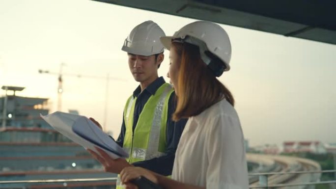 专业工程师在检查建筑工地时为客户提供建议。