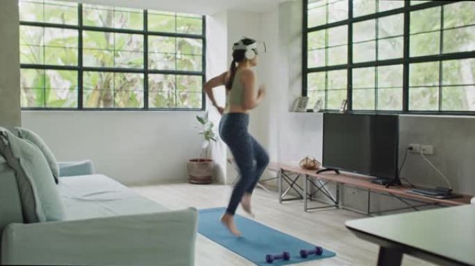 女人戴虚拟现实护目镜在家锻炼