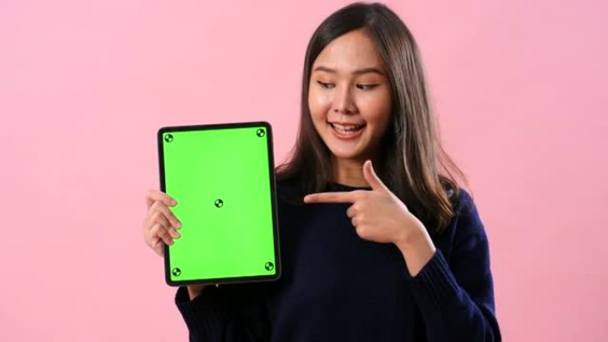 女人拿着绿屏数字平板电脑-垂直模式