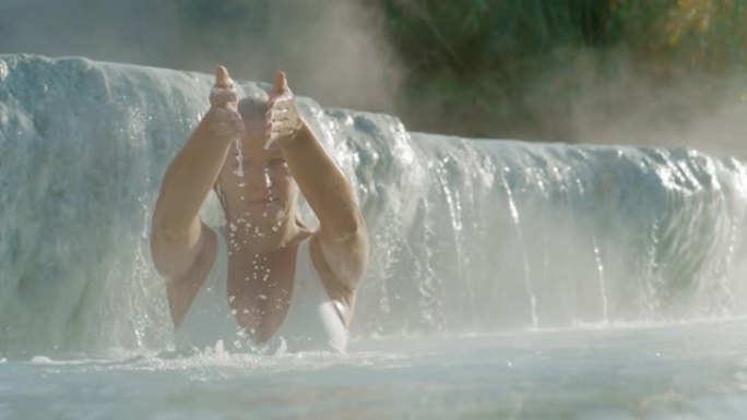 土星温泉游泳池里一个女人的超级SLO MO肖像