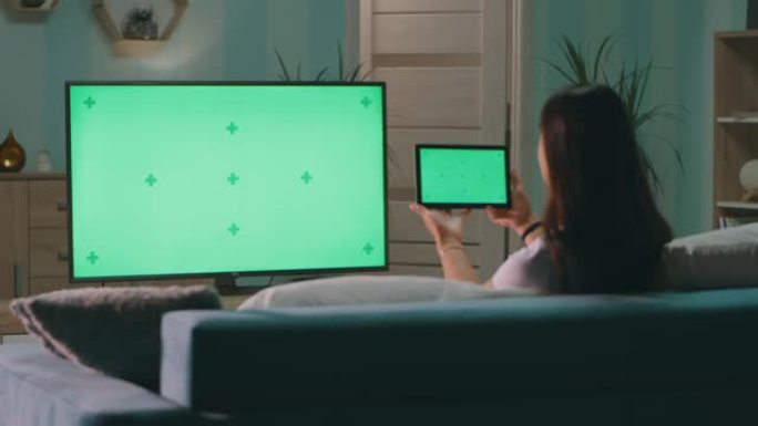 女性平板电脑在客厅放松