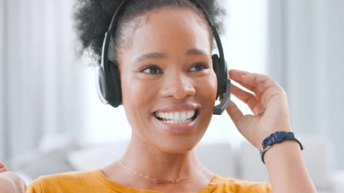 快乐的女性呼叫中心代理人在家工作时戴着耳机说话。自信友好的女售货员和企业家解释报价并协助客户销售和服