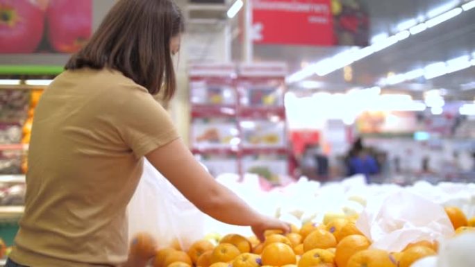 女人在食品商店购物