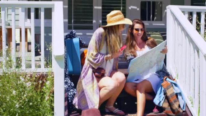 两个女性最好的朋友在外面看地图的4k视频片段