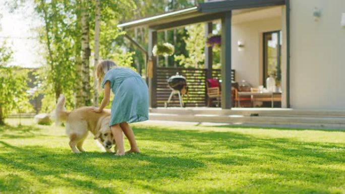 可爱的女孩和快乐的金毛猎犬在后院草坪上玩得很开心。她宠物，玩耍，在地上解决它，并抓伤肚子。血统狗在下
