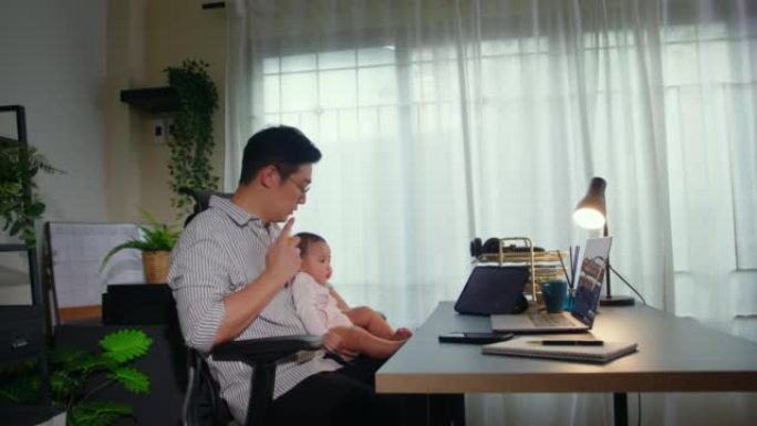 父亲在笔记本电脑上与儿科远程医疗交谈，向医生询问家中生病的男婴。虚拟护理远程医疗预约和在线咨询。