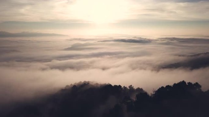 在早晨日出时间，云雾和天空上方的空中拍摄