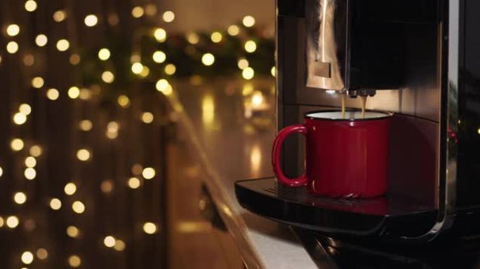 卡布奇诺被倒入咖啡机的红色杯子中，圣诞老人的手将其拿走