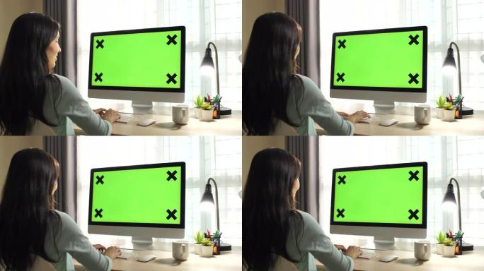 女人使用绿屏电脑绿幕抠像模版居家办公特写