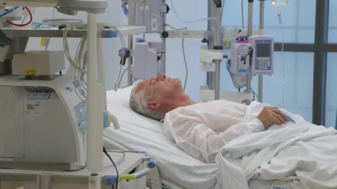 关注生病住院的老人闭着眼睛躺在床上的背景