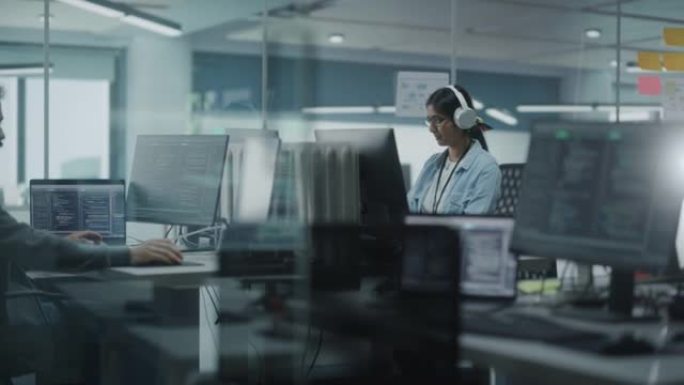 多元化办公室: 印度IT程序员在计算机上工作。创造创新软件的女性专家。工程师开发应用程序，程序，视频