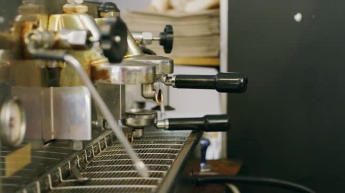 aun无法识别的咖啡师在咖啡馆煮咖啡的4k视频片段