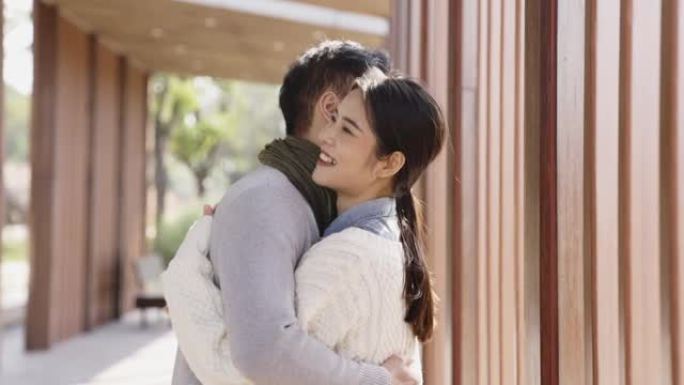 约会在公园拥抱的年轻夫妇