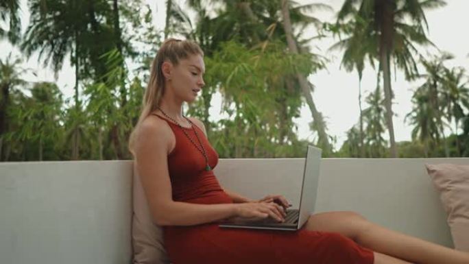 在笔记本电脑上工作的女性博客作者