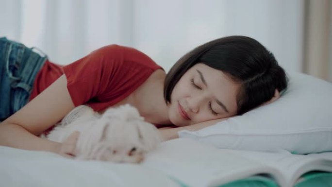 亚洲妇女在家与狗睡觉