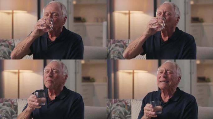 一名高级男子在家中喝水的4k录像