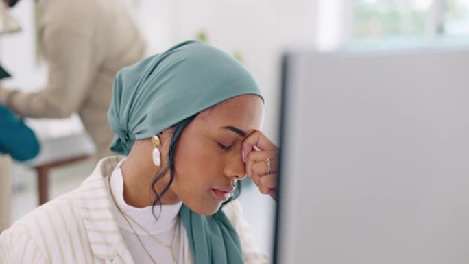 戴头巾，头痛，职业女性在办公室电脑前感到焦虑和压力。财务职员，伊斯兰教和穆斯林女性在做税务审计时对着