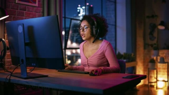 晚上，年轻的多种族女性在时尚的阁楼公寓里用电脑聊天。快乐的创意女性在家工作，与客户支持或家人和朋友交