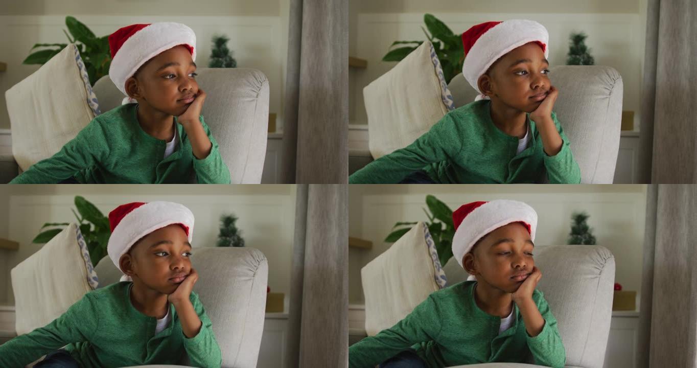 圣诞节时戴圣诞老人帽子的悲伤非洲裔美国男孩坐在沙发上的动画