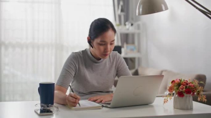 亚洲女商人在家中在笔记本电脑上进行视频通话会议