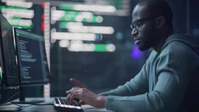 在监控室工作的黑人男性程序员，周围是大屏幕，显示编程语言代码行。人类创造软件的肖像。抽象未来主义编码
