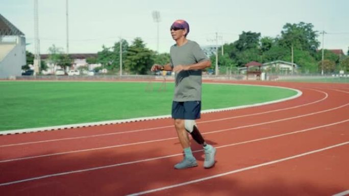亚洲截肢运动员跑步前伸展运动。