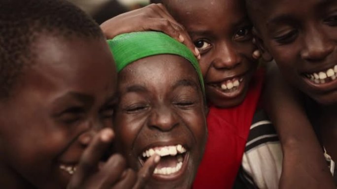 一群非洲孩子，嬉笑嬉戏，一个个充满欢乐和生命的小脸。通过有趣的姿势和有趣的游戏，相机捕捉童年的美丽。