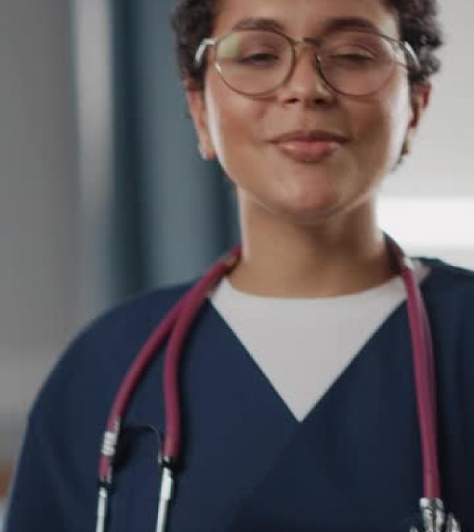 垂直屏幕。医院病房: 肖像的职业黑人女护士长，医生，戴着口罩的外科医生看着相机。现代化的诊所，配备先