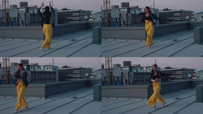 美丽的女人在屋顶上跳舞，年轻的巴西女人在日落时在城市表演拉丁舞动作