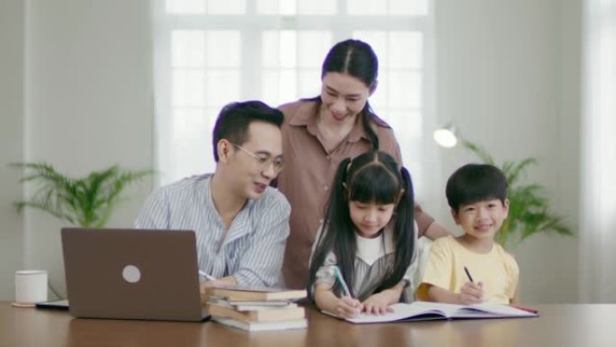 父亲在笔记本电脑上工作，而母亲在家里帮助孩子做作业。