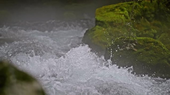 速度斜坡液滴从泉水的急流中溅起